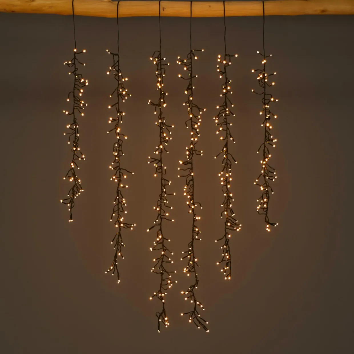 Cascade lumineuse 1 m 600 Micro LED câble noir 6 descentes Blanc chaud