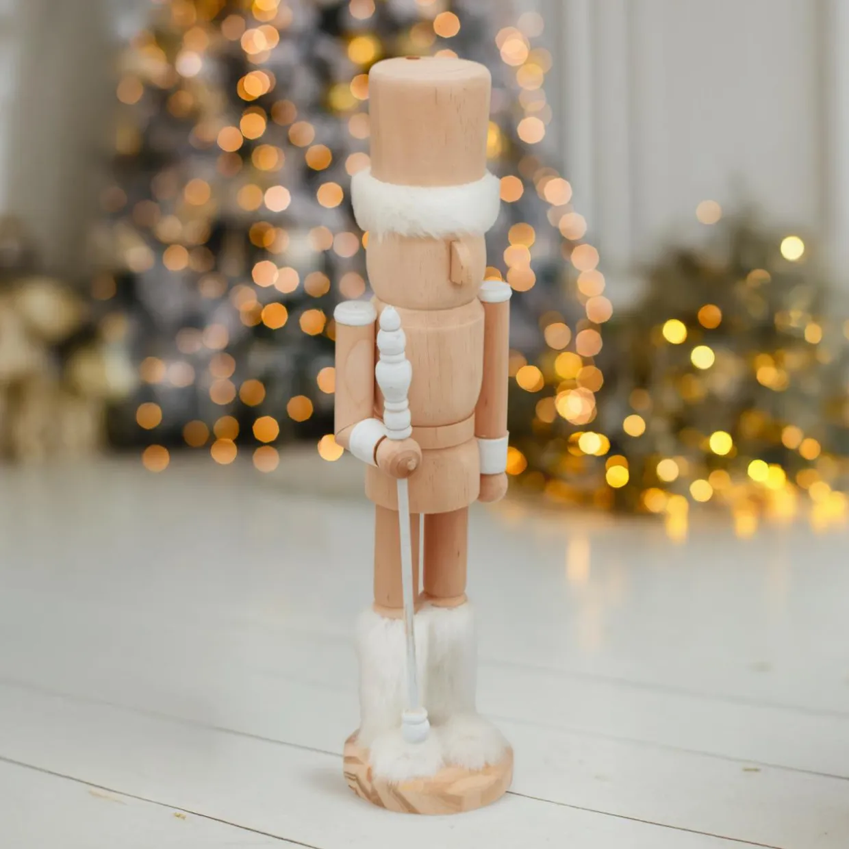 Casse-noisette en bois (H38 cm) Bottes fourrées Blanc et bois clair