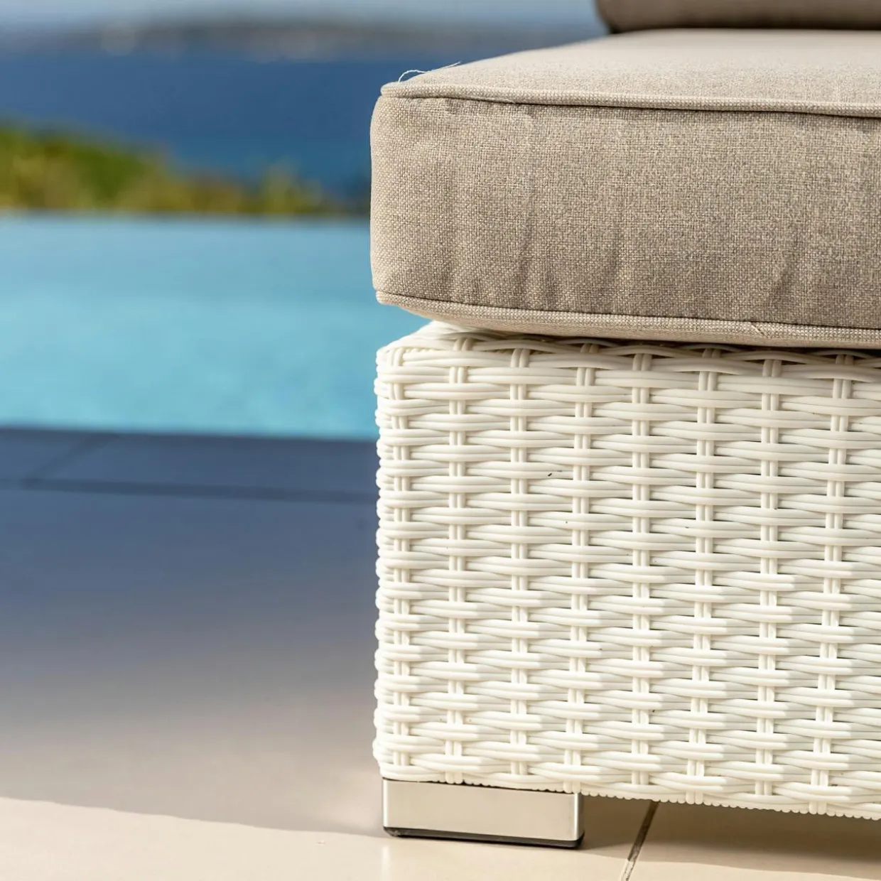 Chauffeuse de jardin en résine tressée Palma Blanc et taupe