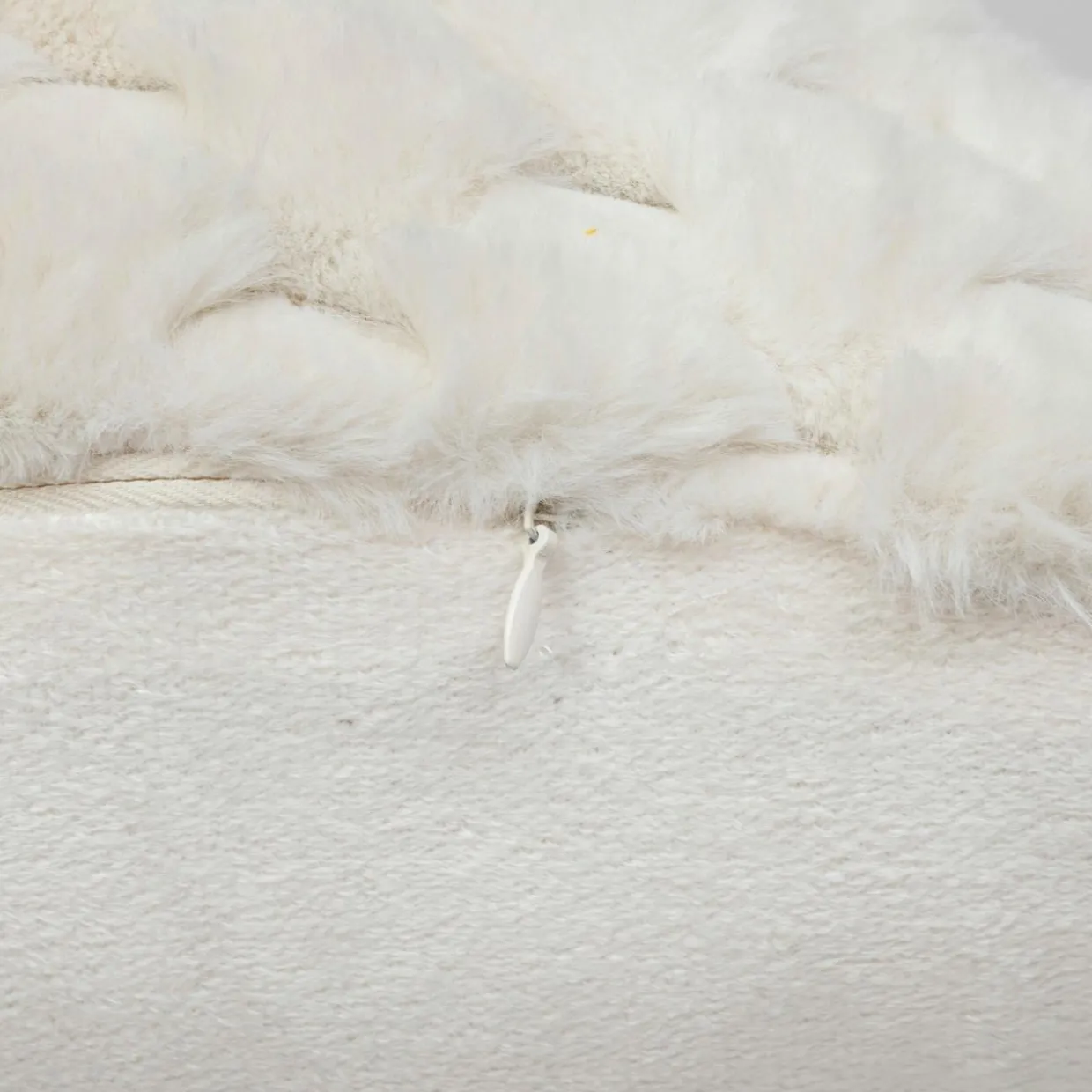 Coussin rectangulaire fausse fourrure (38 x 58 cm) Adriel Beige