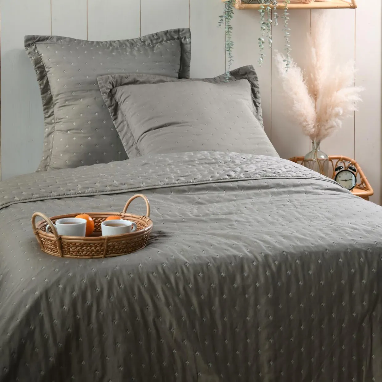 Couvre-lit matelassé avec deux taies d'oreiller (260 x 240 cm) Cléo Taupe