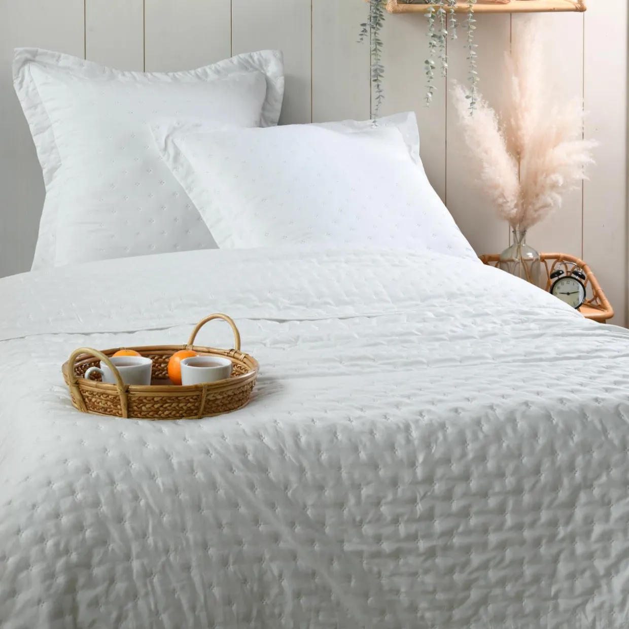 Couvre-lit matelassé avec deux taies d'oreiller (260 x 240 cm) Cléo Blanc