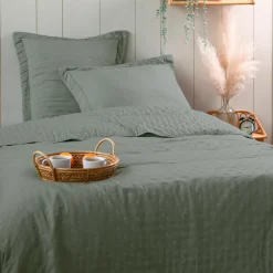 Couvre-lit matelassé et deux taies d'oreiller (240 x 220 cm) Cléo Vert sauge