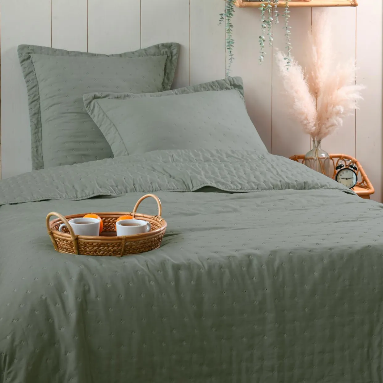 Couvre-lit matelassé et deux taies d'oreiller (260 x 240 cm) Cléo Vert sauge