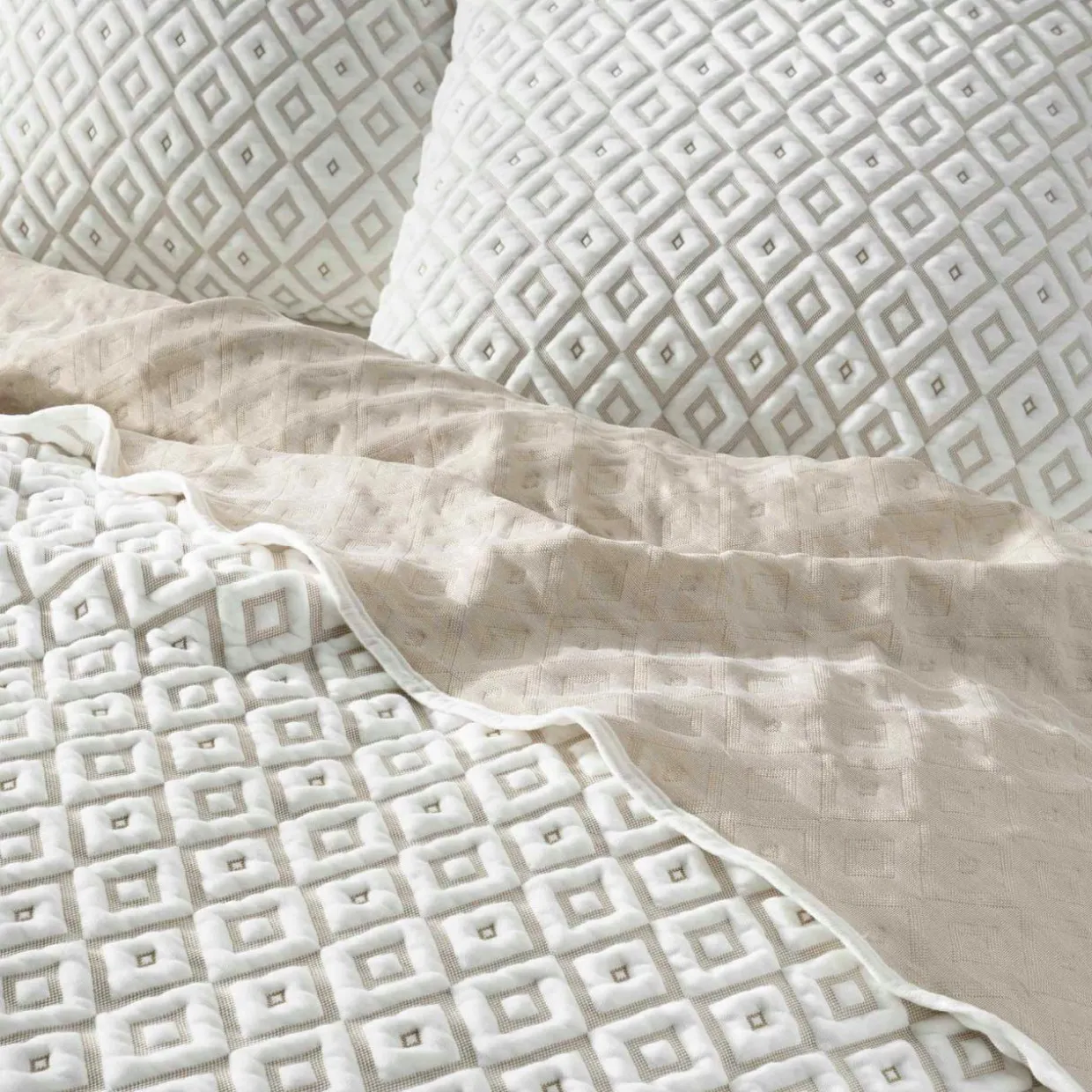 Couvre-lit matelassé et deux taies d'oreiller (240 x 260 cm) Joana Blanc