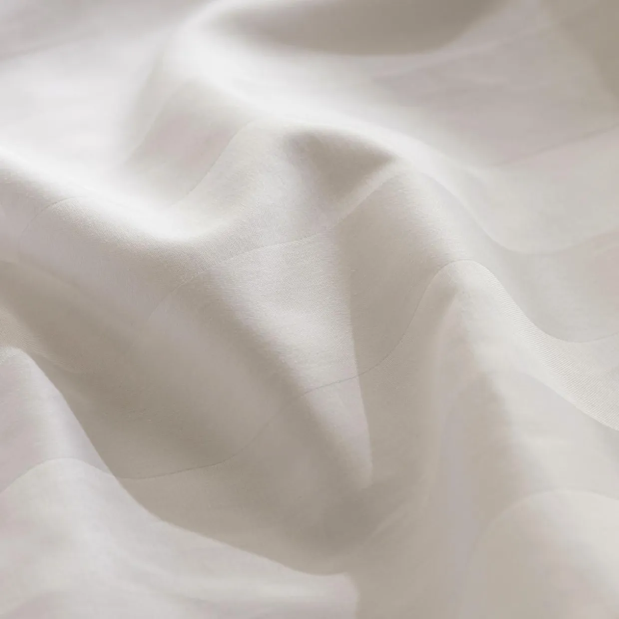 Housse de couette et deux taies satin de coton (240 x 220 cm) Isadora Blanche