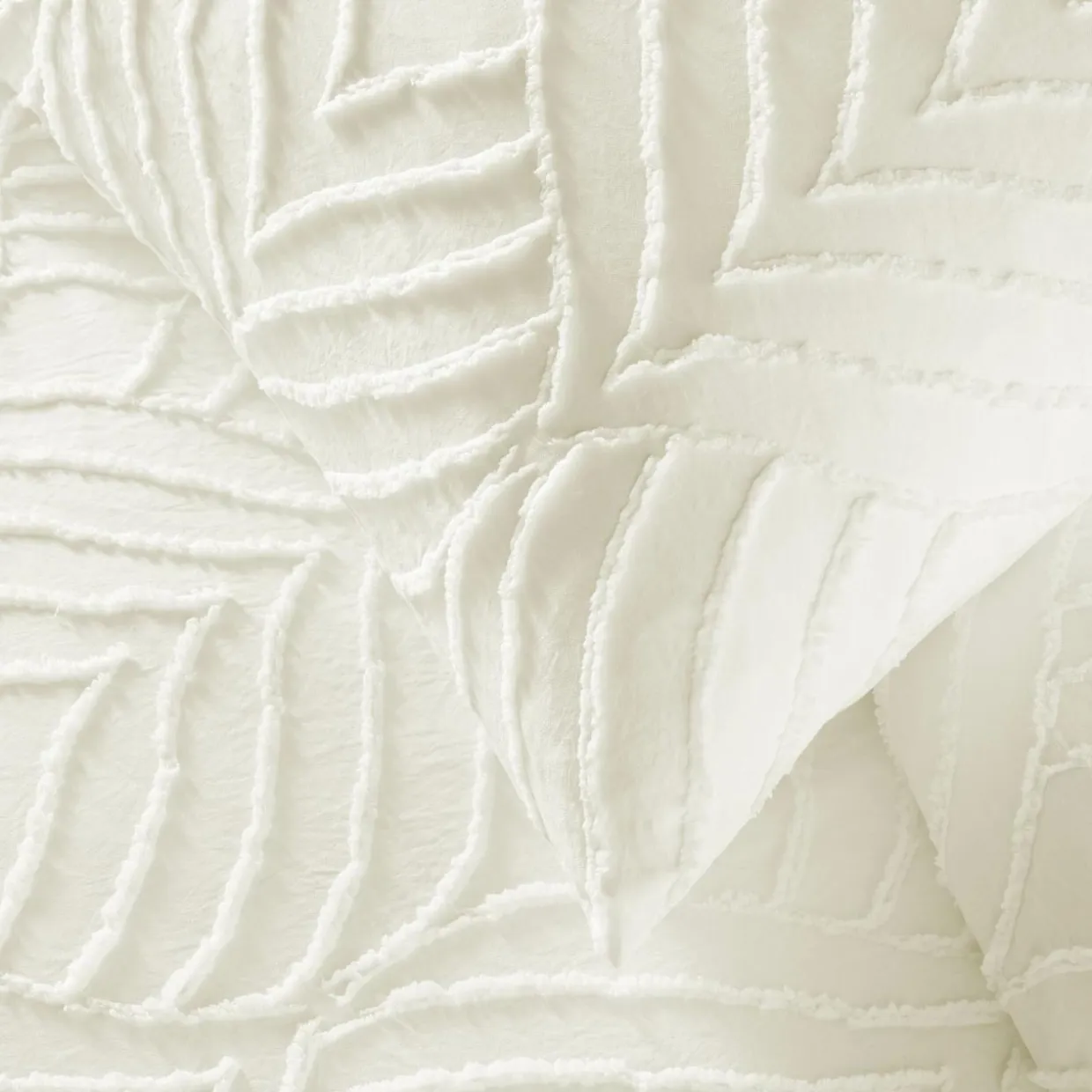 Housse de couette et deux taies microfibre tuftée (240 x 220 cm) Heltie Ivoire