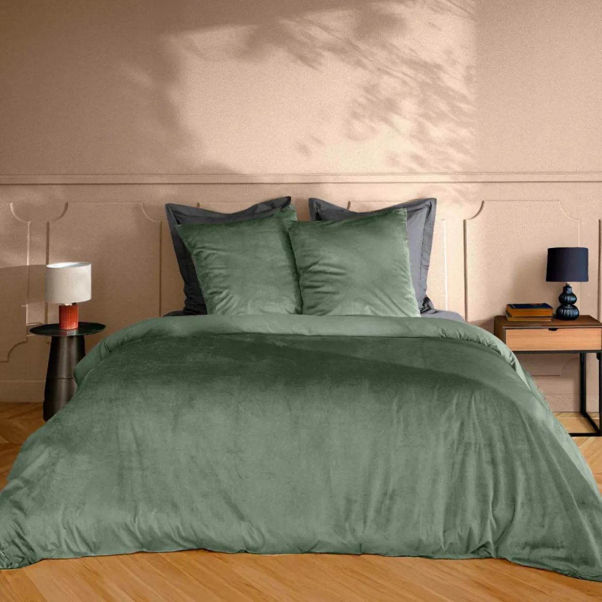 Housse de couette et deux taies d'oreiller velours (240 x 220 cm) Velina Vert cèdre
