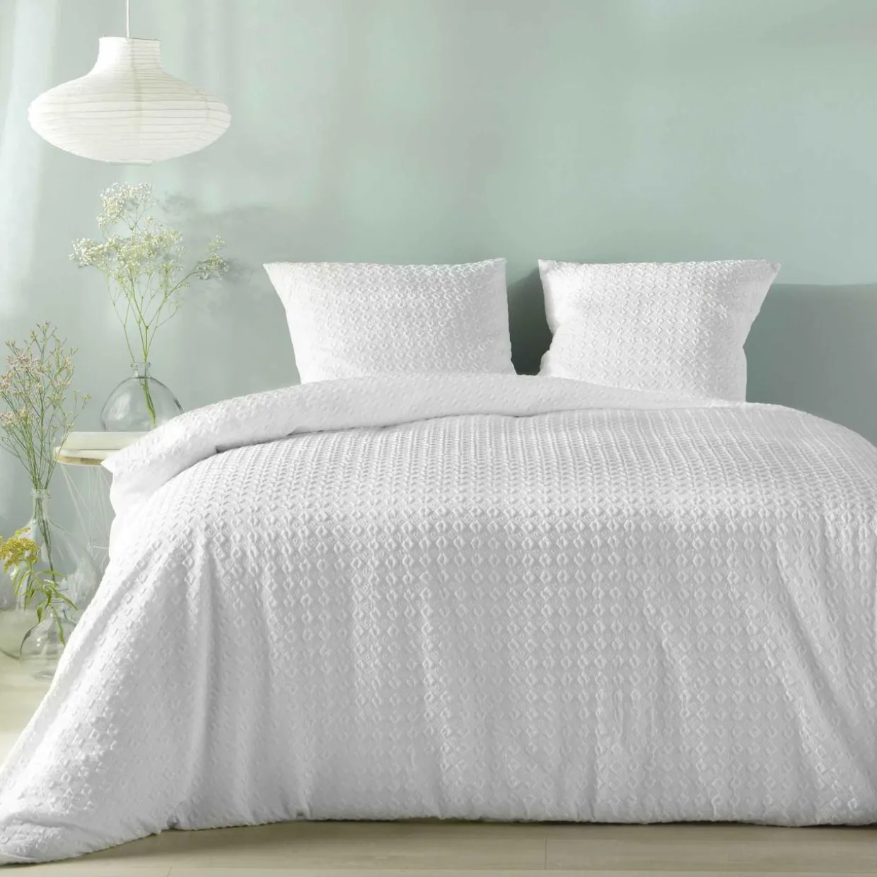 Housse de couette et deux taies microfibre gaufrée (240 x 220 cm) Litéa Blanche