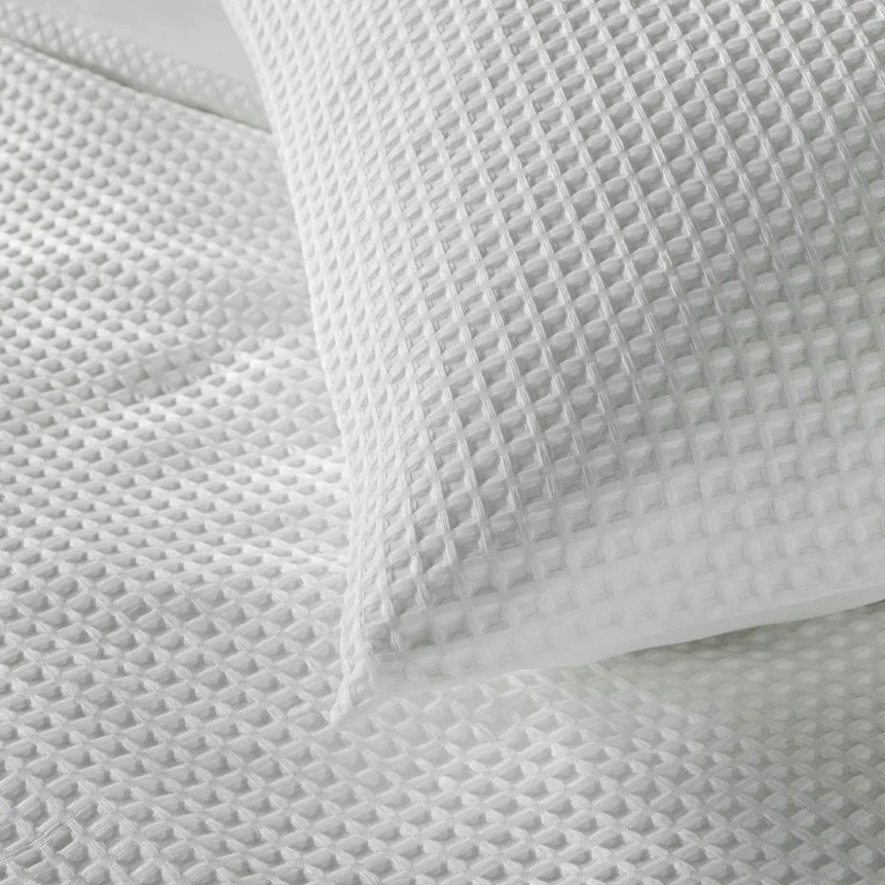 Housse de couette et deux taies d'oreiller effet nid d'abeille (240 x 220 cm) Abelia Blanc