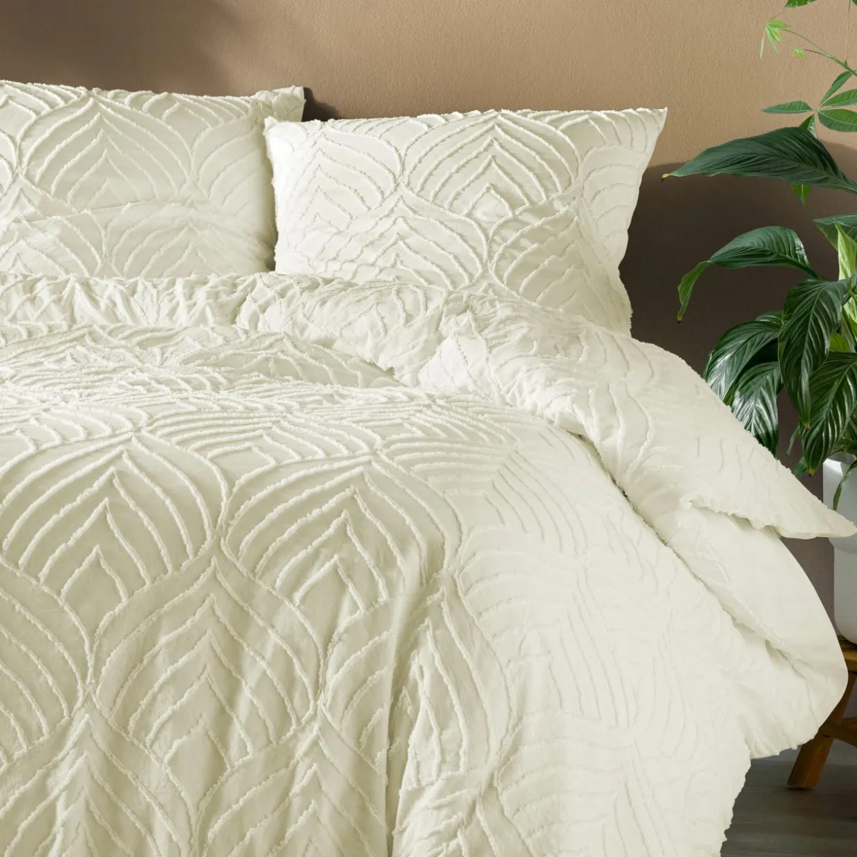 Housse de couette et deux taies microfibre tuftée (260 x 240 cm) Heltie Ivoire