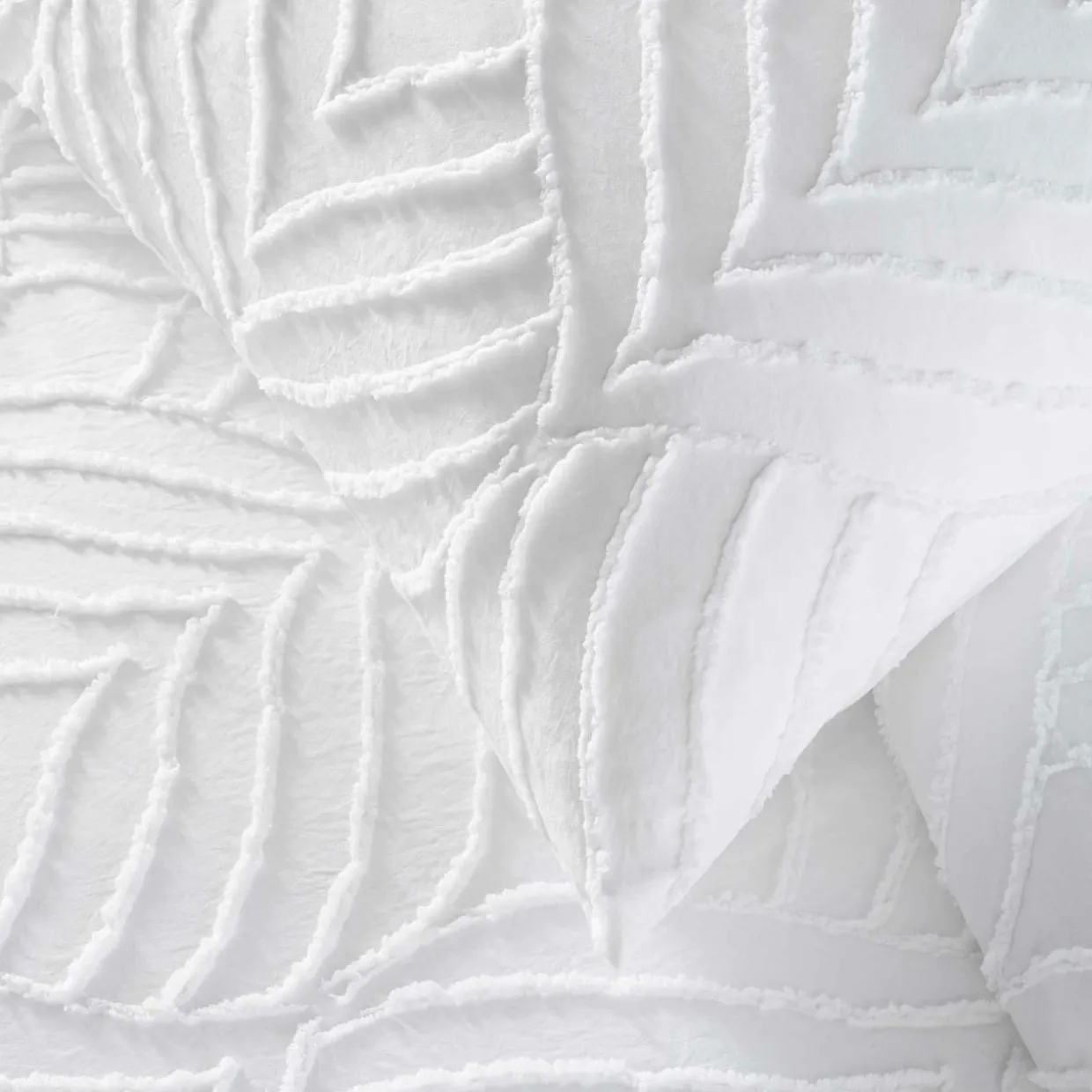 Housse de couette et deux taies microfibre tuftée (260 x 240 cm) Heltie Blanche