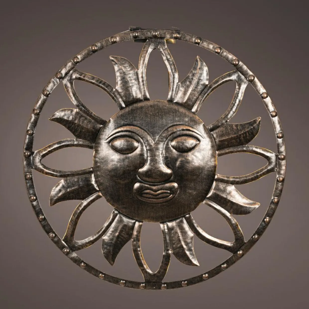 Lampe murale solaire en métal (D37 cm) Dieu soleil Or pâtiné et blanc chaud