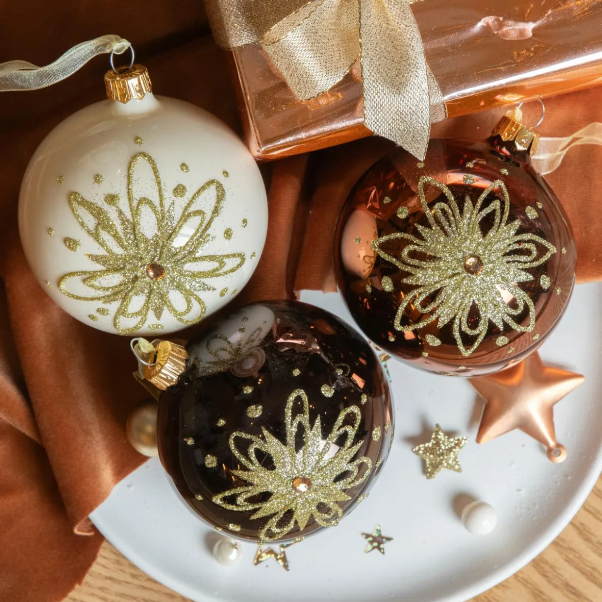 Lot de 6 boules de Noël en verre (D80 mm) Pétales dorées Noir truffé