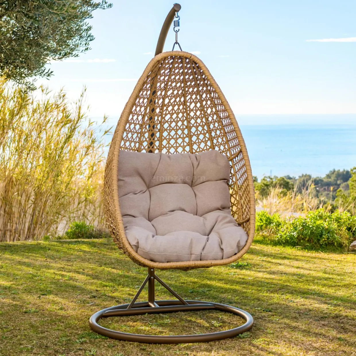 Loveuse suspendue en résine tressée Coral Naturel