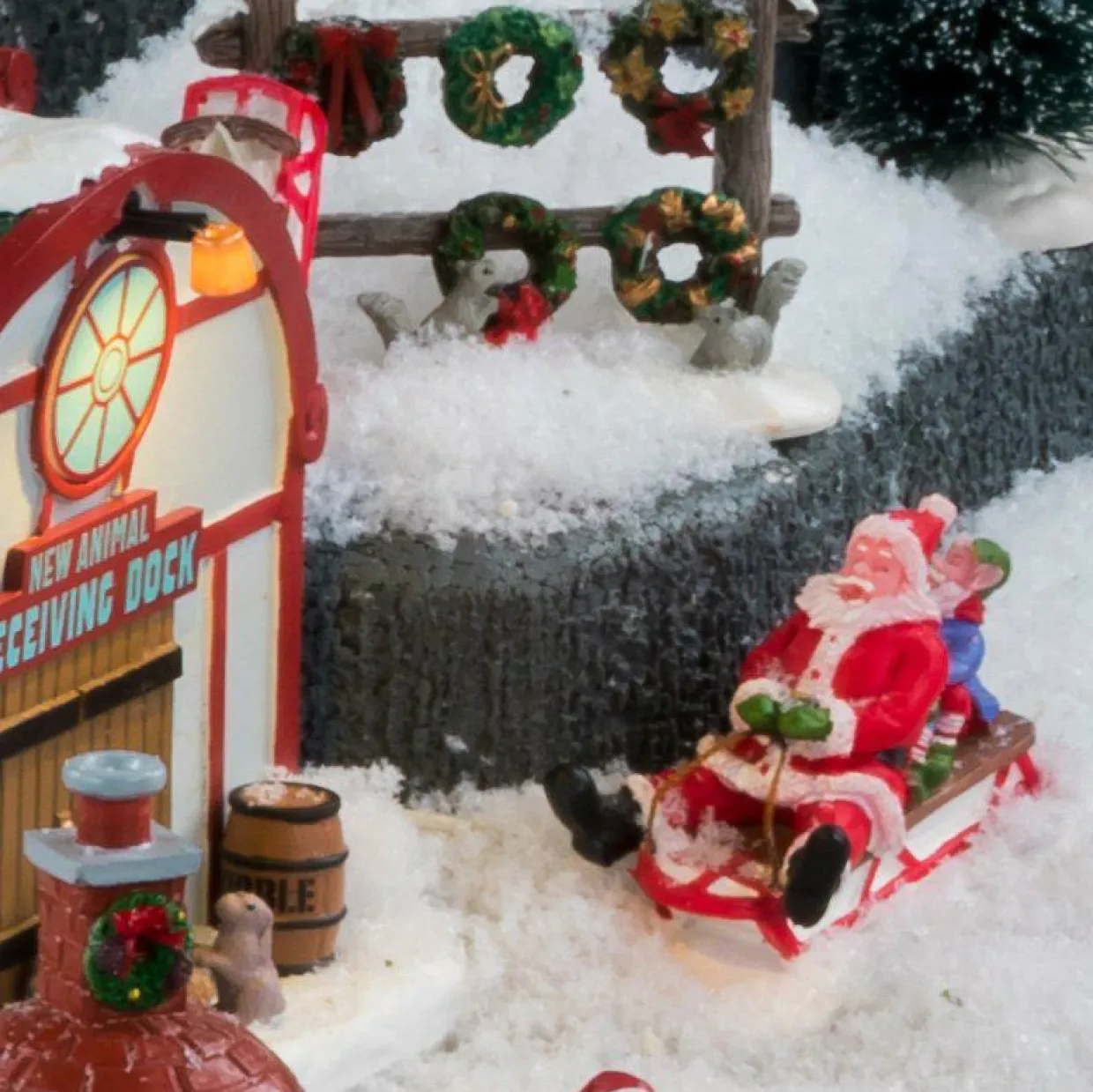 Personnage Lemax Père Noël en luge