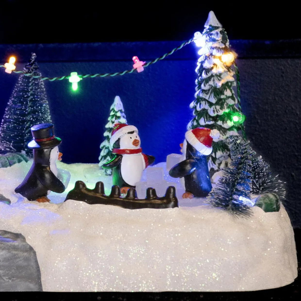 Scène de vie illuminée à piles Aire de jeu des pingouins