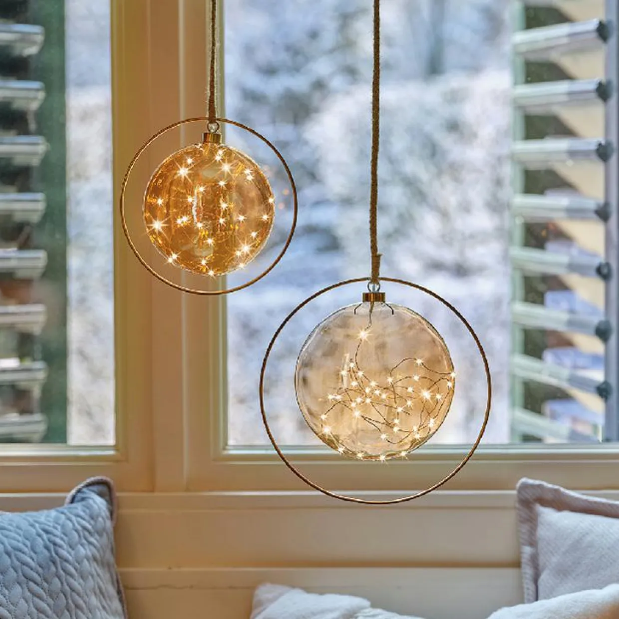 Suspension lumineuse à piles 30 LED (D20 cm) Lune d’Hiver Ambre et blanc chaud