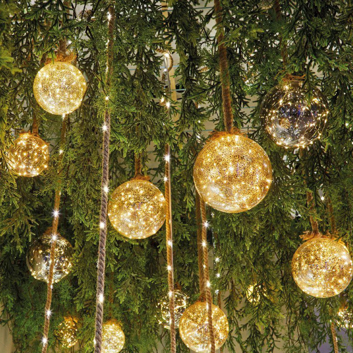 Suspension lumineuse à piles 30 LED (D14 cm) Boule de Noël ambrée Blanc chaud