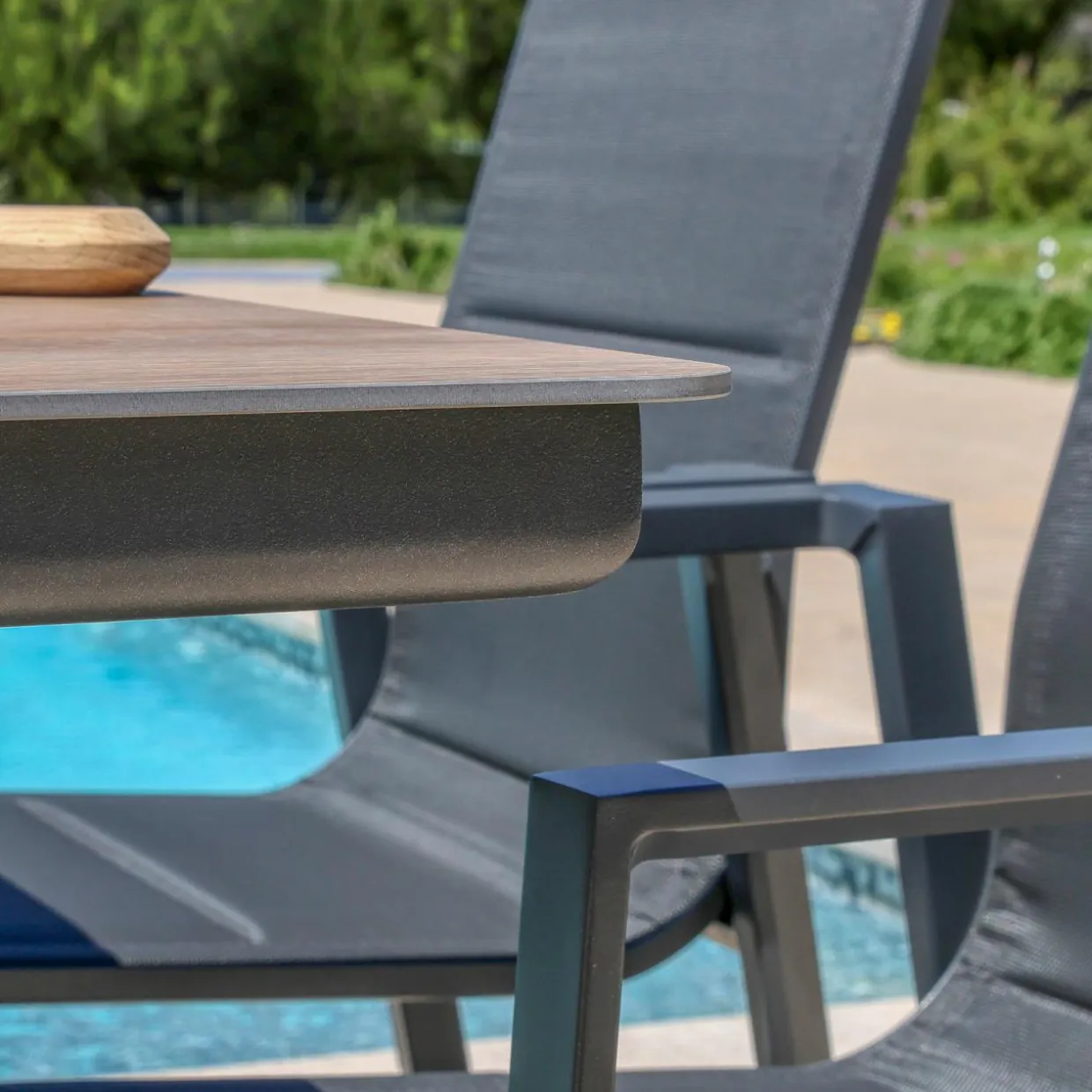 Table de jardin carrée en aluminium 8 places (136 x 136 cm) Amalfi Gris anthracite