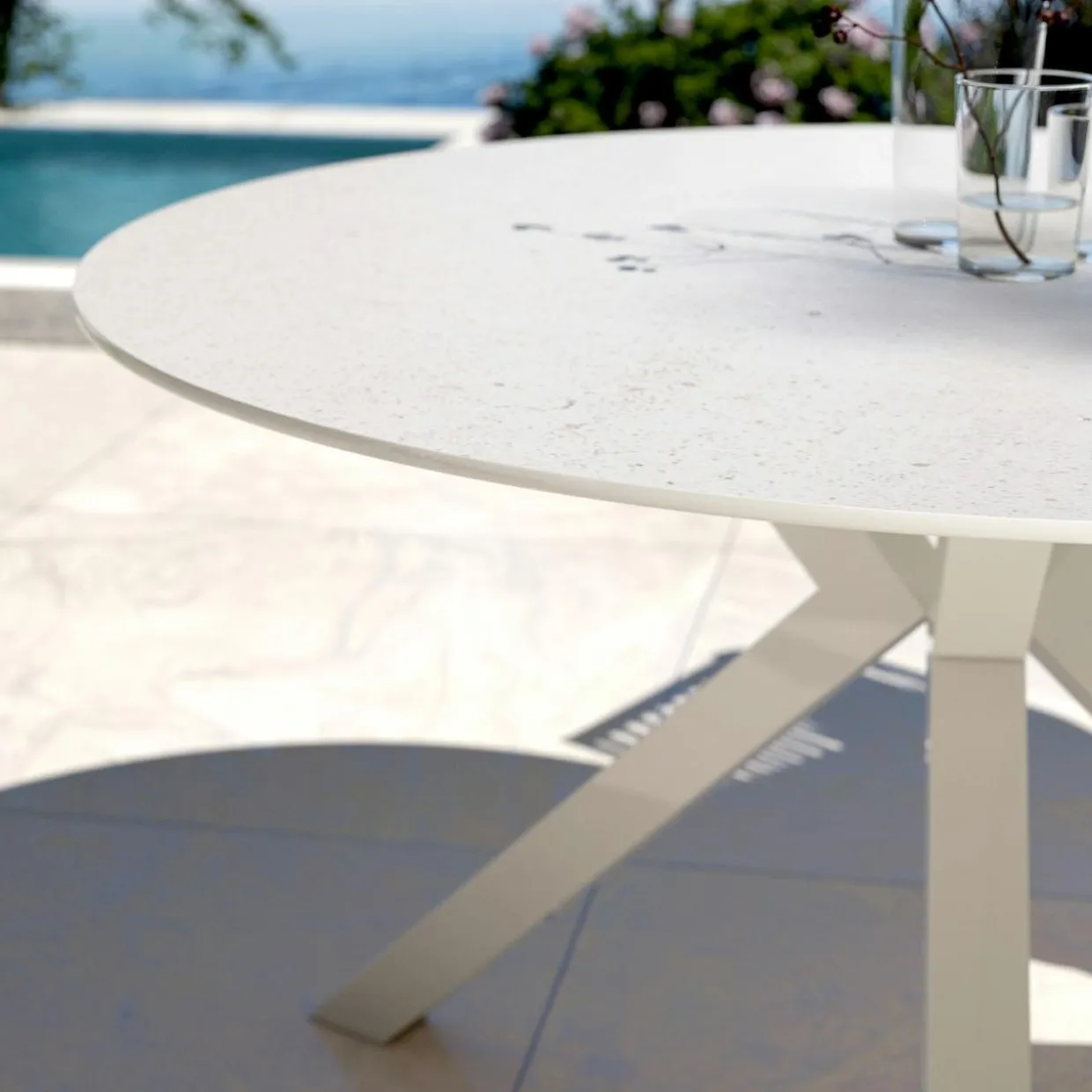 Table de jardin ronde en aluminium et céramique 6 places (D120 cm) Kore Blanc