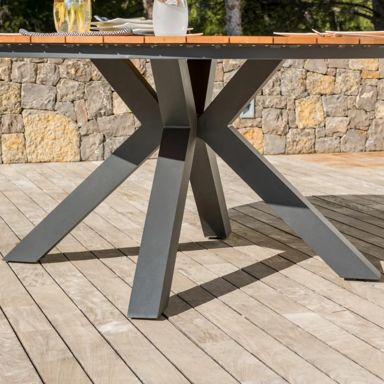 Table de jardin ronde en aluminium et bois teck 8 places (D140 cm) Bali Gris anthracite