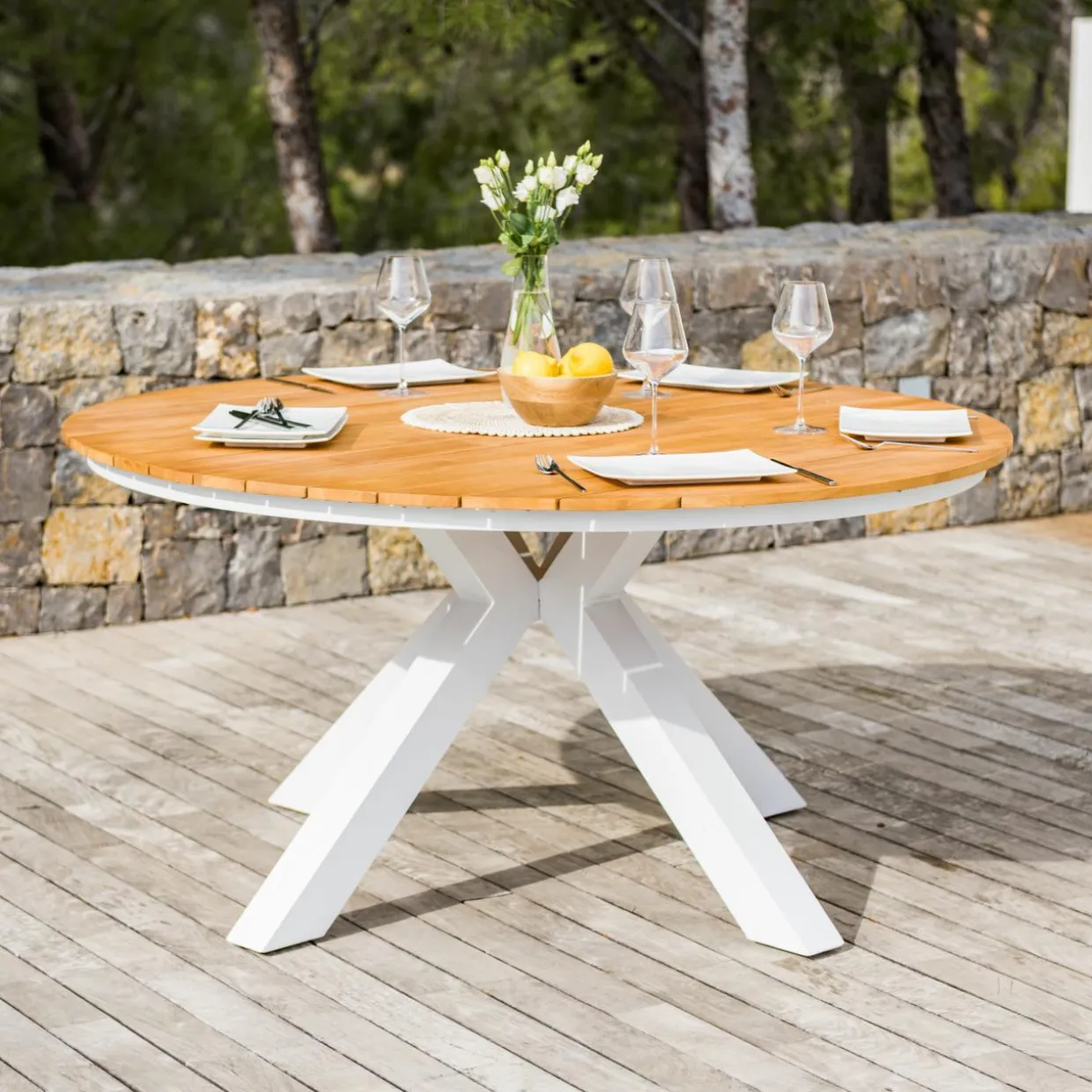Table de jardin ronde en aluminium et bois teck 8 places (D140 cm) Bali Blanc