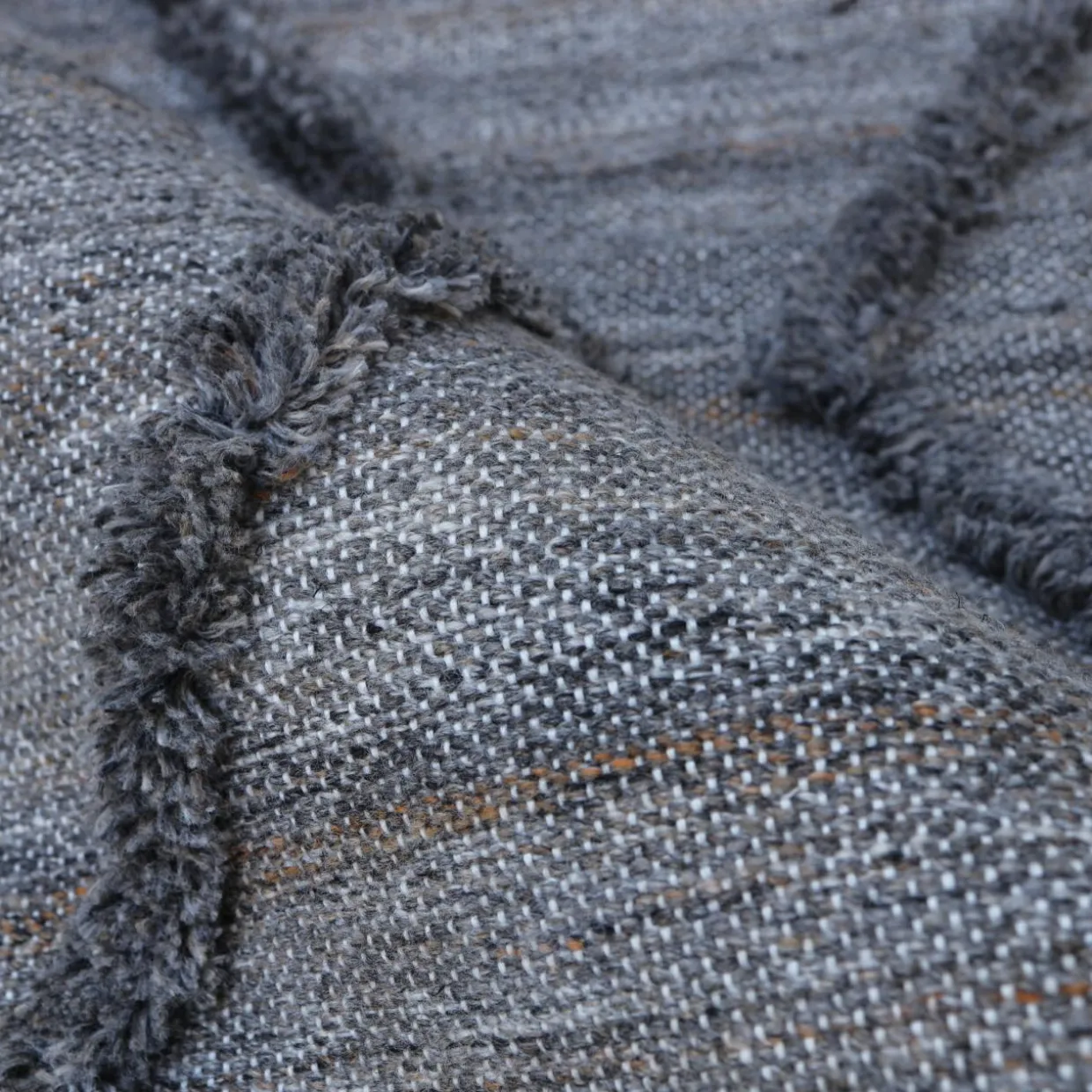 Tapis de salon rectangulaire matière recyclée tuftée (140 x 200 cm) Noori Gris