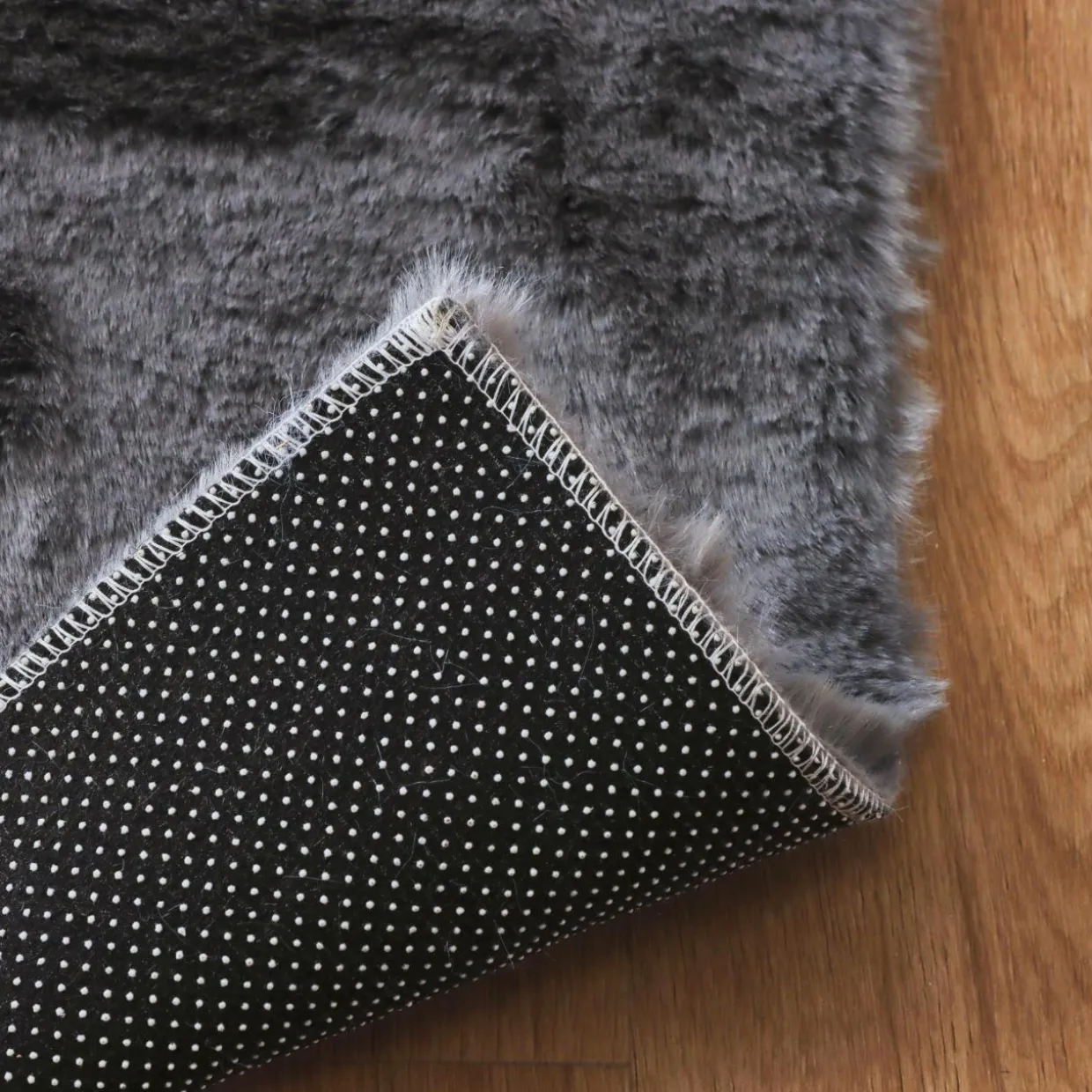 Tapis rectangulaire fausse fourrure (140 x 200 cm) Finn Gris anthracite