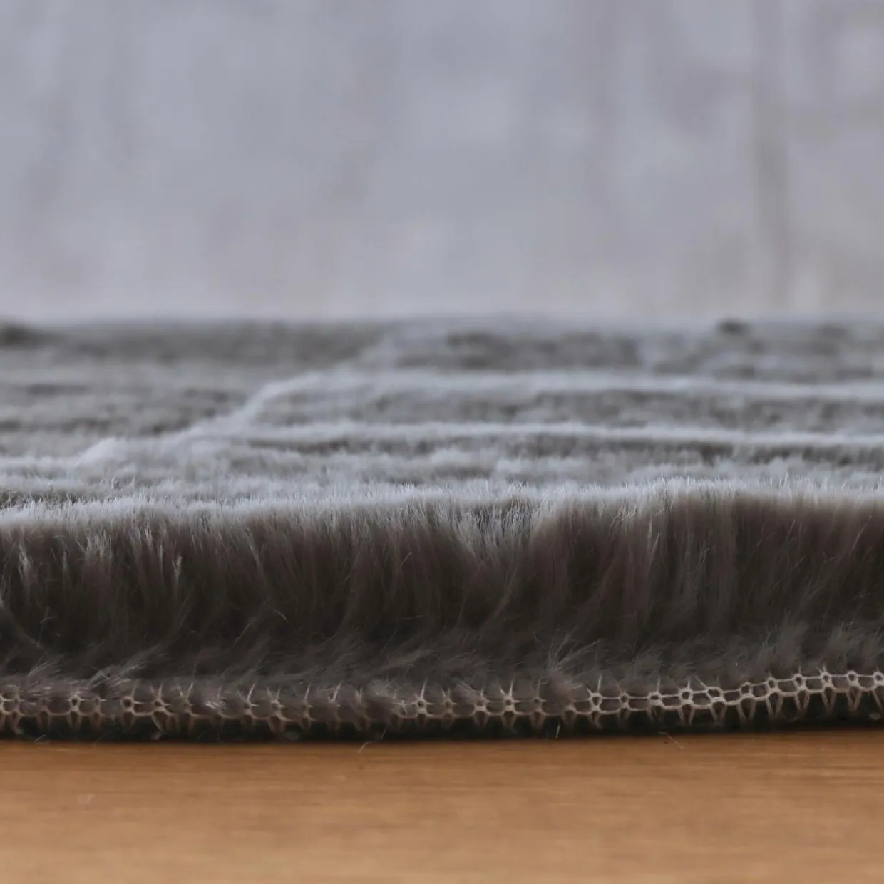 Tapis rond fausse fourrure (80 cm) Finn Gris anthracite