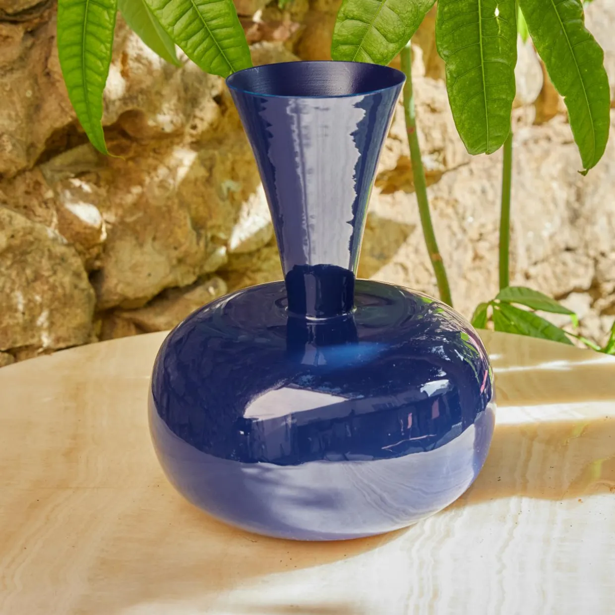 Vase en métal émaillé fait main (H23 cm) Cléa Bleu roi brillant