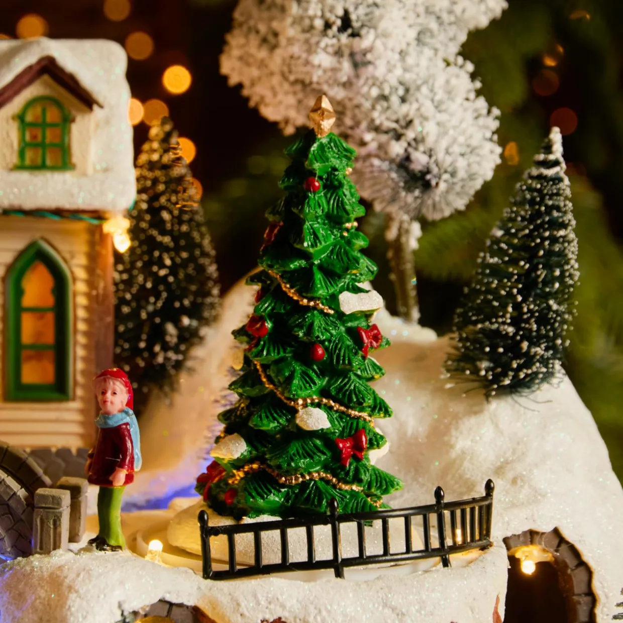 Village de Noël lumineux, animé et musical (H33 cm) Eglise et chanteurs